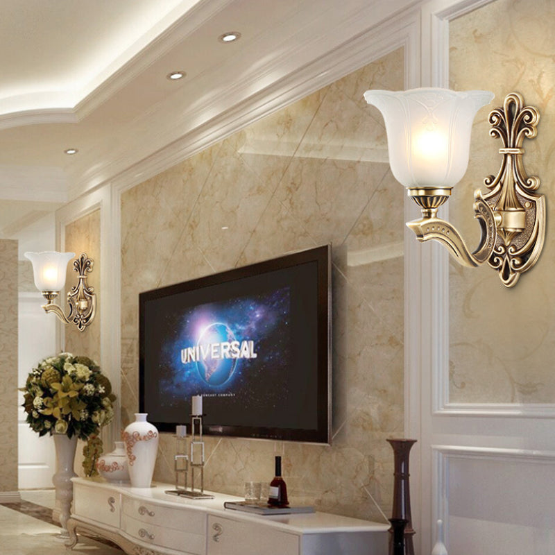 Lampada a montaggio a parete in ottone metallico intagliata da 1/2 luci a parete classica lampada da parete con tonalità di petalo di vetro opale