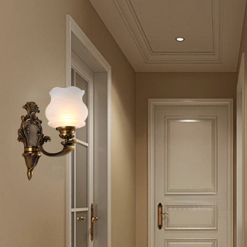 Éclairage mural en verre laiteux Petal Shade 1/2 Light traditionnel élégant Moup de support mural en laiton