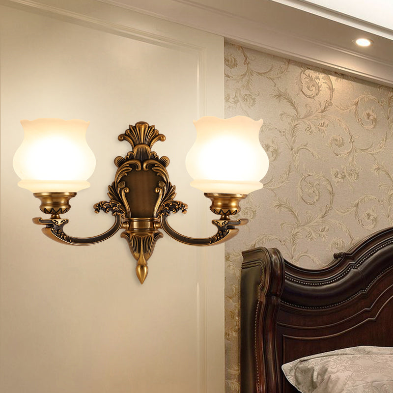 Éclairage mural en verre laiteux Petal Shade 1/2 Light traditionnel élégant Moup de support mural en laiton