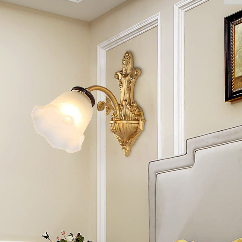 Milk Glass Bell Muro Light Sconce Vintage Elegante Lampada a monte del corridoio da 1 a 2 teste in ottone