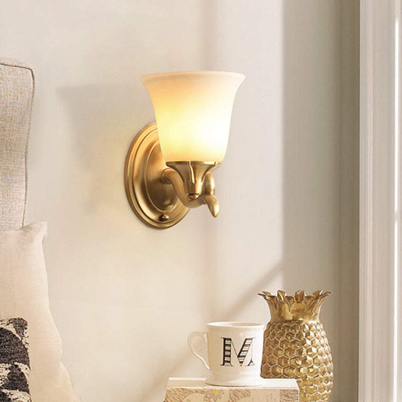 Bell White Glass Wall Lighting Aplicure Style Modernism Style 1/2 Head Liver Lampa de pared en latón