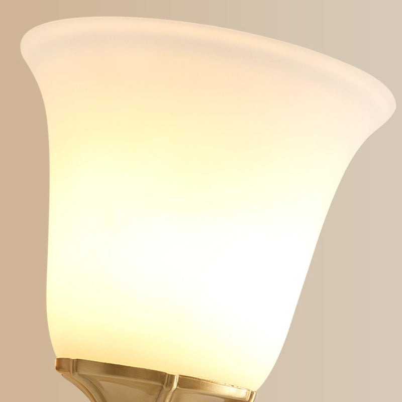 Bell White Glass Wall Lighting Aplicure Style Modernism Style 1/2 Head Liver Lampa de pared en latón