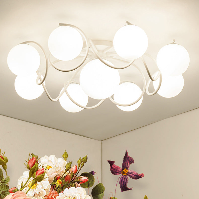 Weißer Glasball -Cluster Deckenleichter zeitgenössischer Einfachheitstil Semi Flush Mount Lampe mit Eisen kreativer Lampe Pfosten