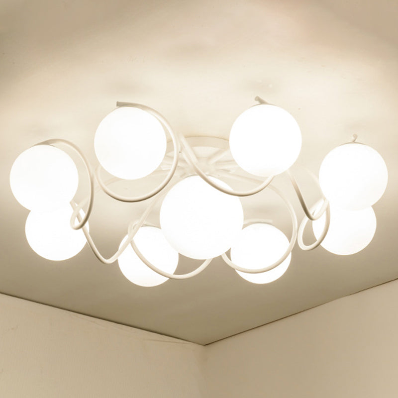 Weißer Glasball -Cluster Deckenleichter zeitgenössischer Einfachheitstil Semi Flush Mount Lampe mit Eisen kreativer Lampe Pfosten