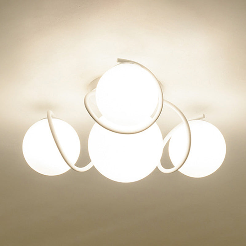 Weißer Glasball -Cluster Deckenleichter zeitgenössischer Einfachheitstil Semi Flush Mount Lampe mit Eisen kreativer Lampe Pfosten