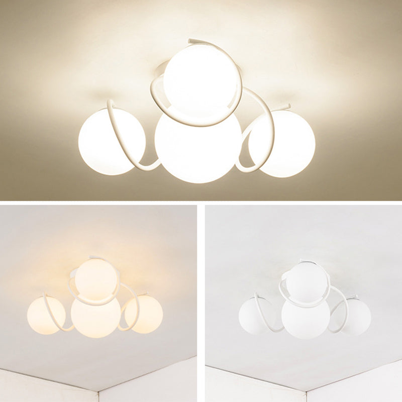 Weißer Glasball -Cluster Deckenleichter zeitgenössischer Einfachheitstil Semi Flush Mount Lampe mit Eisen kreativer Lampe Pfosten