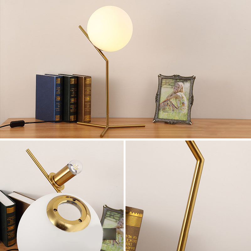 Lámpara de mesa de globo de vidrio blanco estilo Nordic Simplicity Fexting de iluminación de dormitorio en oro electrochado