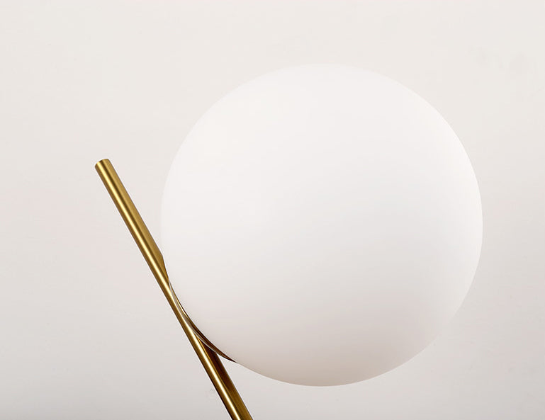 Lámpara de mesa de globo de vidrio blanco estilo Nordic Simplicity Fexting de iluminación de dormitorio en oro electrochado