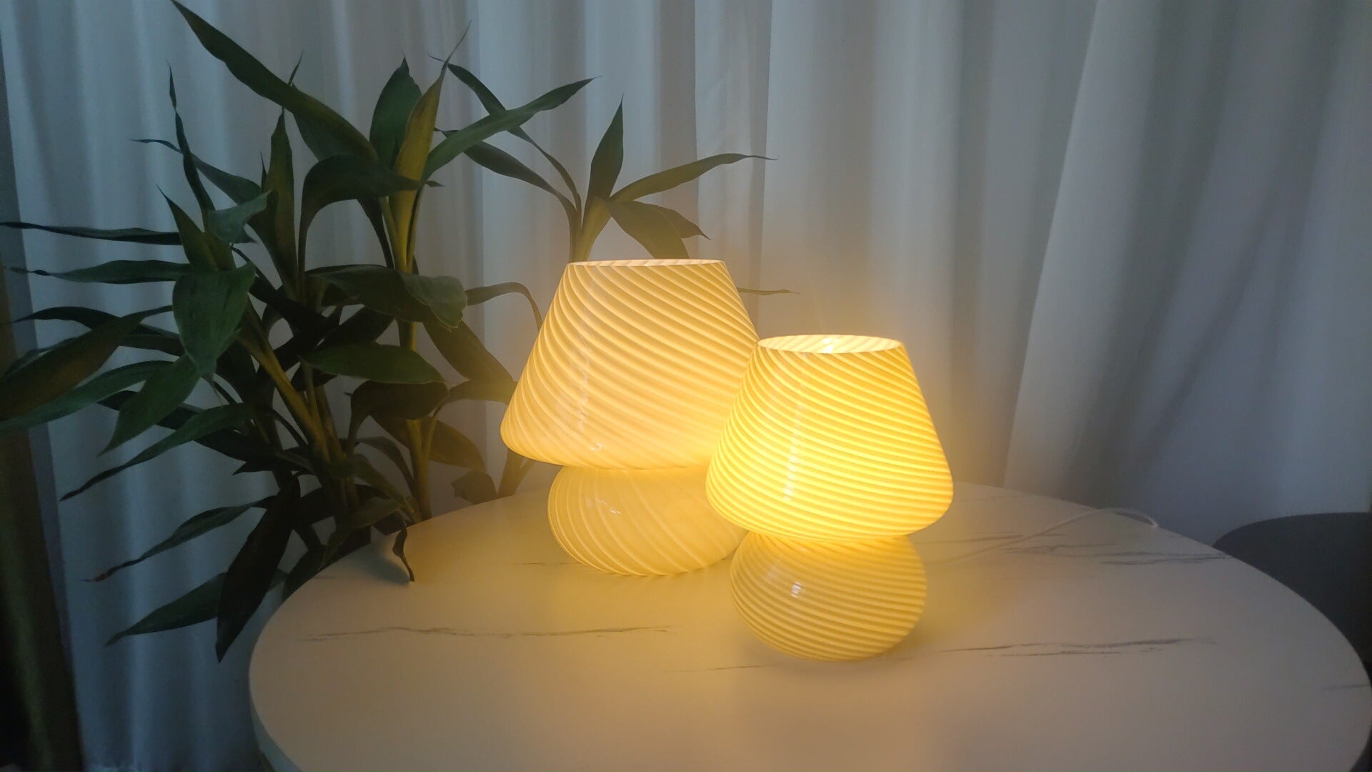 Trendy Pilzform geformtes Tisch leichte Makkaronglas 1-Licht-Nachttischlampe für Schlafzimmer