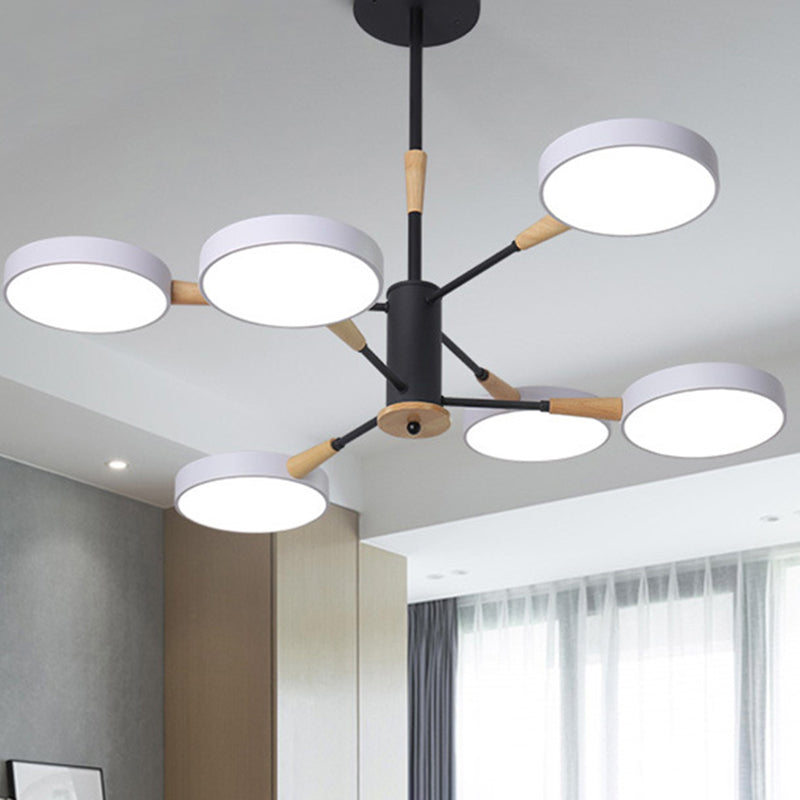 Apparecchiatura di illuminazione a sospensione dei cerchi metallici.