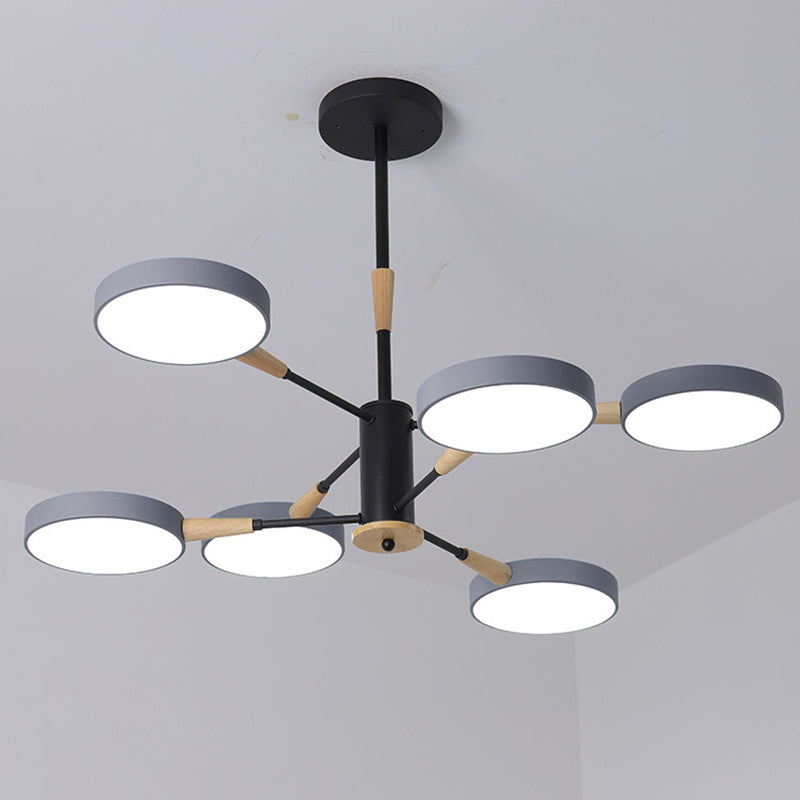 Apparecchiatura di illuminazione a sospensione dei cerchi metallici.