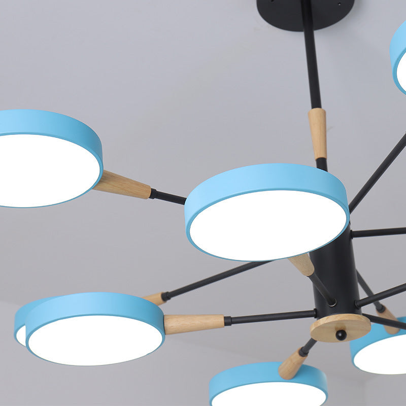 Apparecchiatura di illuminazione a sospensione dei cerchi metallici.