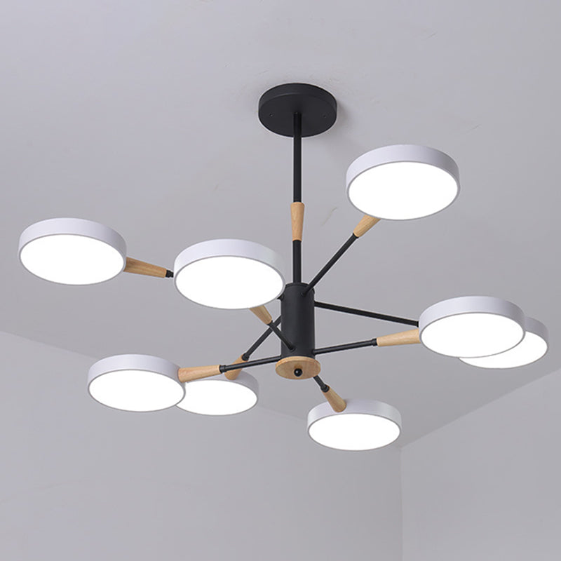 Apparecchiatura di illuminazione a sospensione dei cerchi metallici.