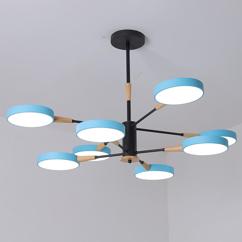 Apparecchiatura di illuminazione a sospensione dei cerchi metallici.