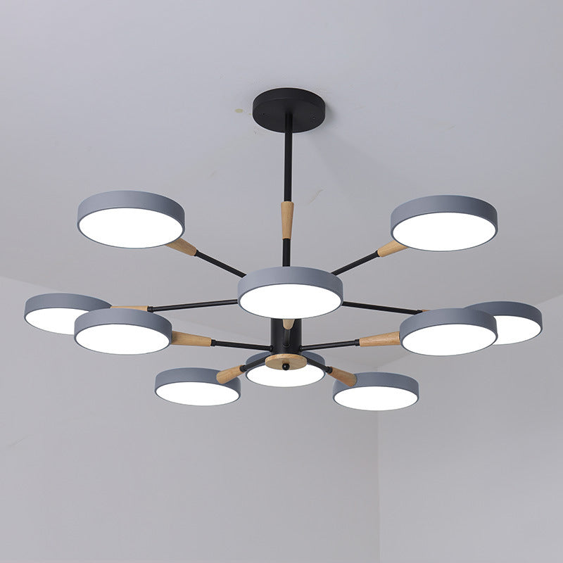 Apparecchiatura di illuminazione a sospensione dei cerchi metallici.