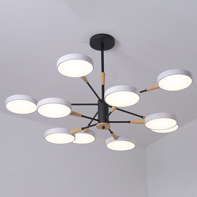 Apparecchiatura di illuminazione a sospensione dei cerchi metallici.