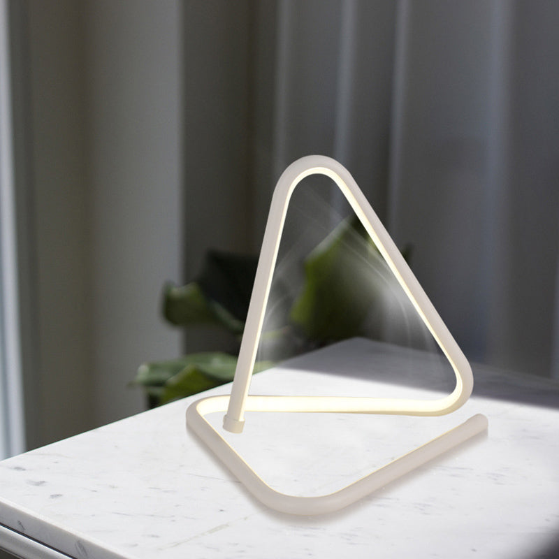 Modern Minimalist Minimalist Curved LED Lampada da tavolo Metal Table per soggiorno camera da letto