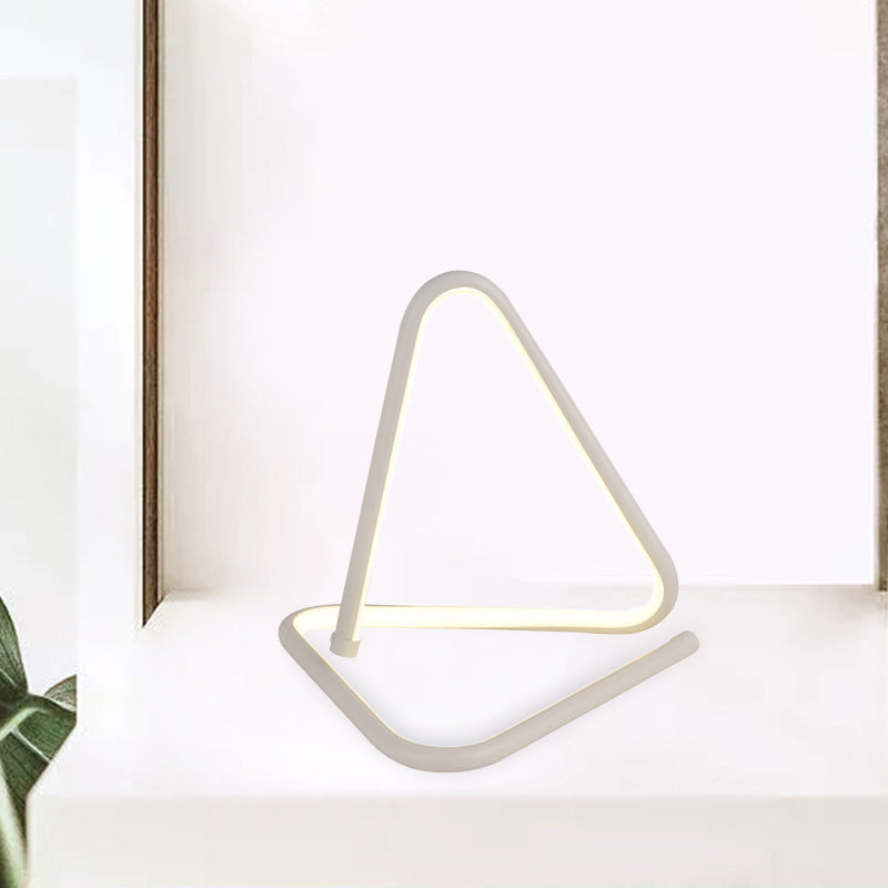 Modern Minimalist Minimalist Curved LED Lampada da tavolo Metal Table per soggiorno camera da letto