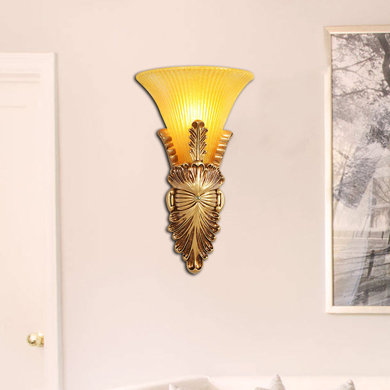 1 Kopfwandlampe mit Glockenschatten gelbem Glas und Harz Lodge Stil Schlafzimmer Wandleuchte in Gold