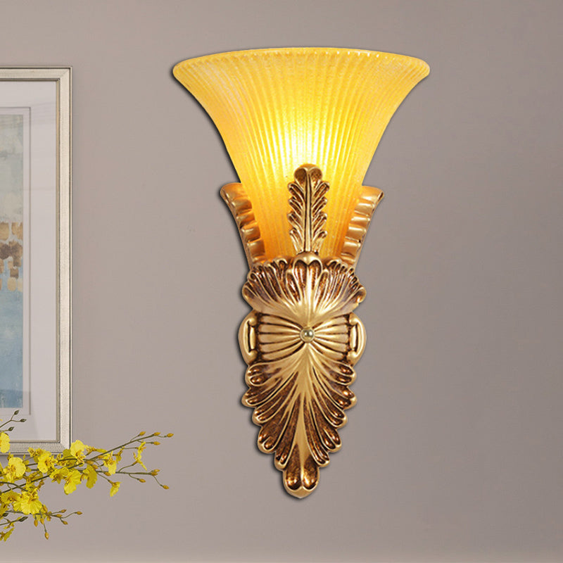 1 Kopfwandlampe mit Glockenschatten gelbem Glas und Harz Lodge Stil Schlafzimmer Wandleuchte in Gold