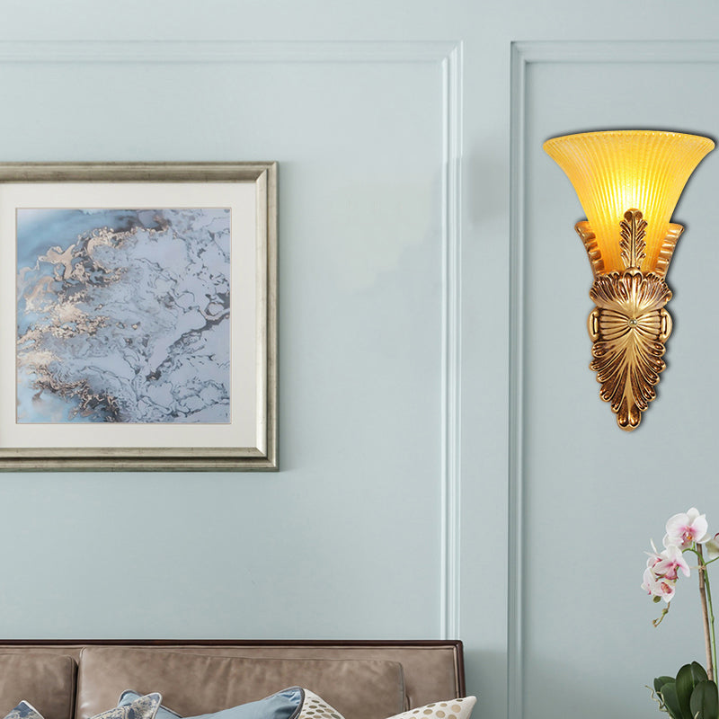 1 Kopfwandlampe mit Glockenschatten gelbem Glas und Harz Lodge Stil Schlafzimmer Wandleuchte in Gold