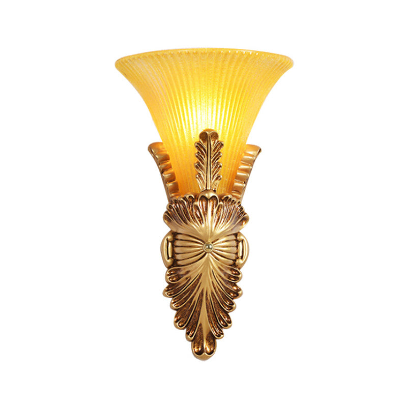 1 Kopfwandlampe mit Glockenschatten gelbem Glas und Harz Lodge Stil Schlafzimmer Wandleuchte in Gold