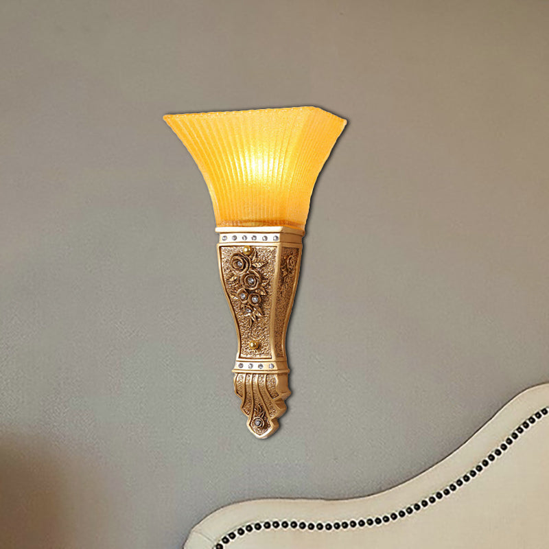 1 Kopfleuchte Leuchte Moderner Stil ausgestattet Schatten gelbe Glas und Harzwandhalterung Licht in Gold/Weiß