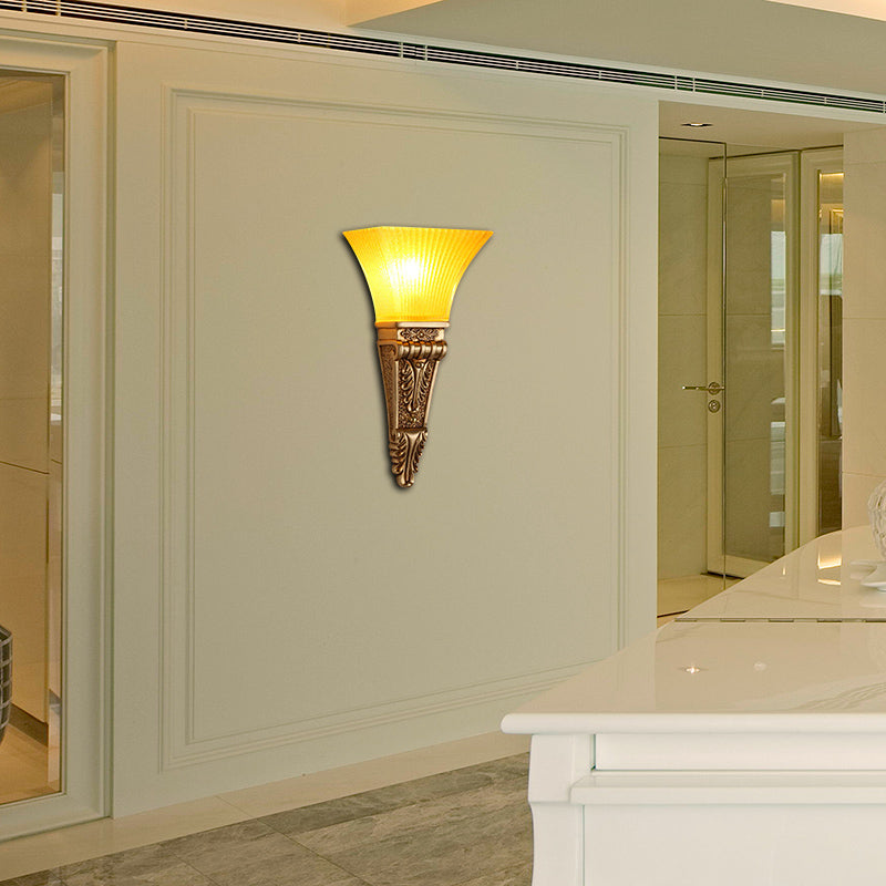 Moderne Style Glockenwandbeleuchtung 1 Glühbirne gelbe Glas und Harzwandmontagelampe in Gold/Weiß für Foyer, 14 "/19" W.