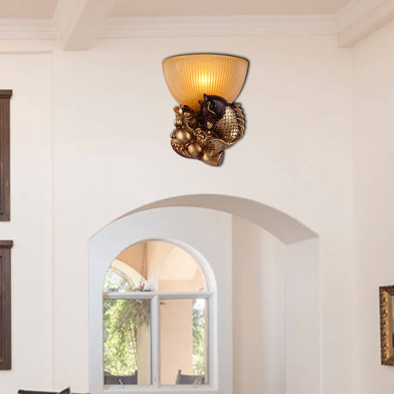 Gold Fish Wall Mount Lighting Lodge Style Resin 1 Bulbo Dedomed Dededmpl Donce con tazón de vidrio acanalado amarillo