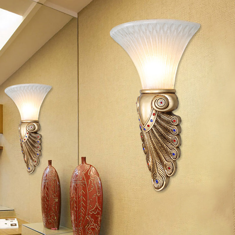 Harz Golden Wandleuchte Leuchten Pfauen Schwanz 1 leichte Land stilvolle Wandmontagelampe mit Opalglas Glocke Schatten