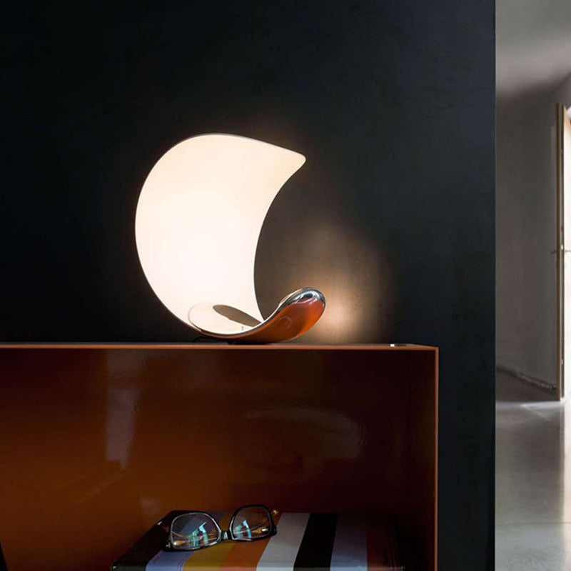 Luz de mesa LED de dormitorio metálico de lámpara de luna en forma de luna en forma de luna con cable enchufable