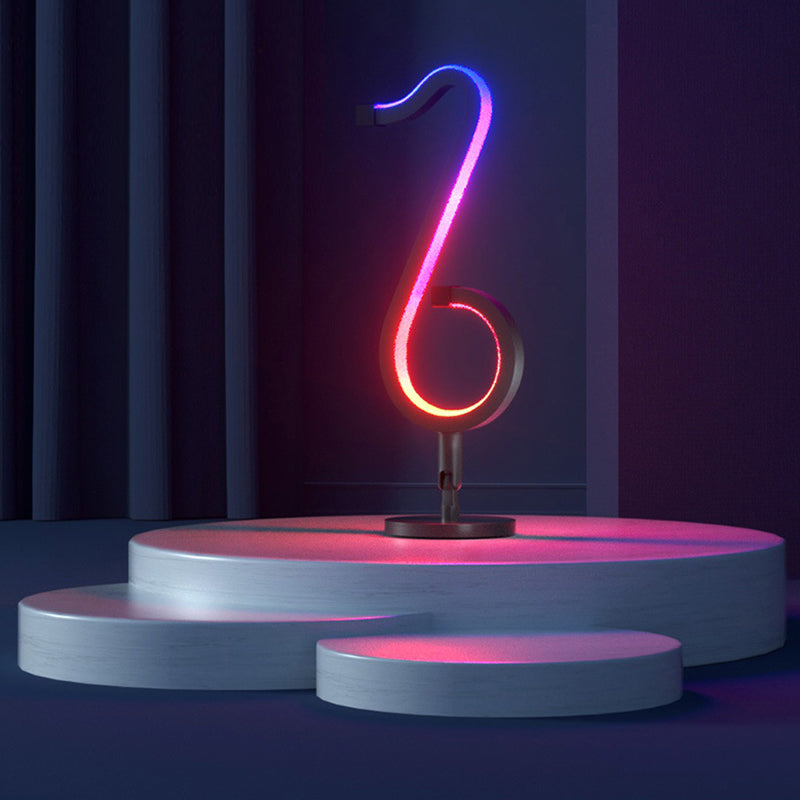 Lampada da tavolo a forma di nota musicale in metallo. Luce notturna a LED nera minimalista alla moda per camera da letto