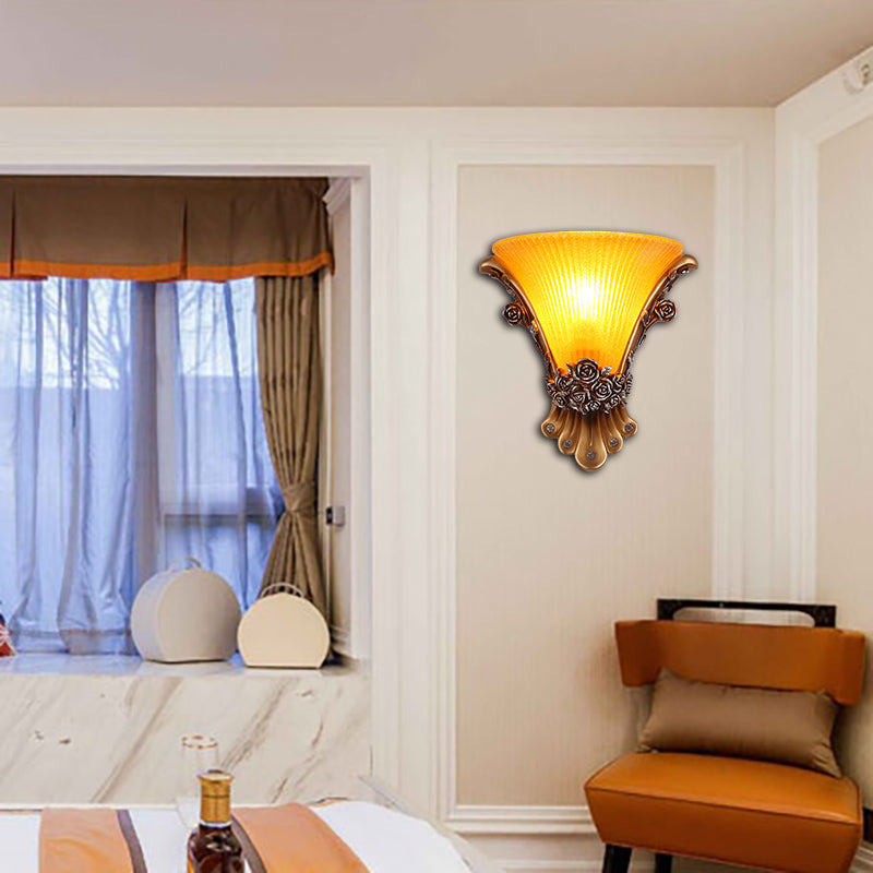 1 lámpara de pared ligera con sombra acampanada de vidrio amarillo estilo de pared de dormitorio de dormitorio aplastante con rosa deco