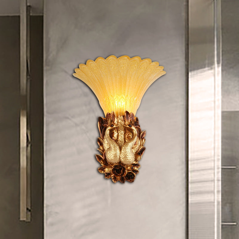 Traditioneller Stil Phoenix Wandlampe 1 Kopfharz und Bernsteinglas Wandleuchte in Gold für Foyer