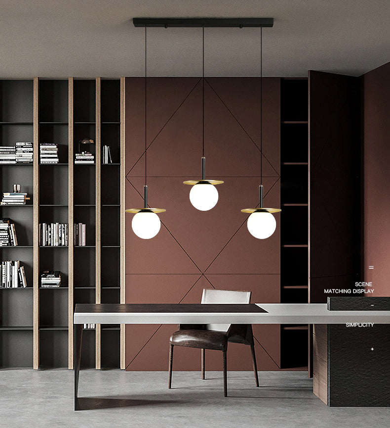 28.3 "Globo de vidrio blanco de ancho de 3 luces Ligera de metal redonda Decoración de lámina de metal de estilo posmoderno Costilización de iluminación en oro