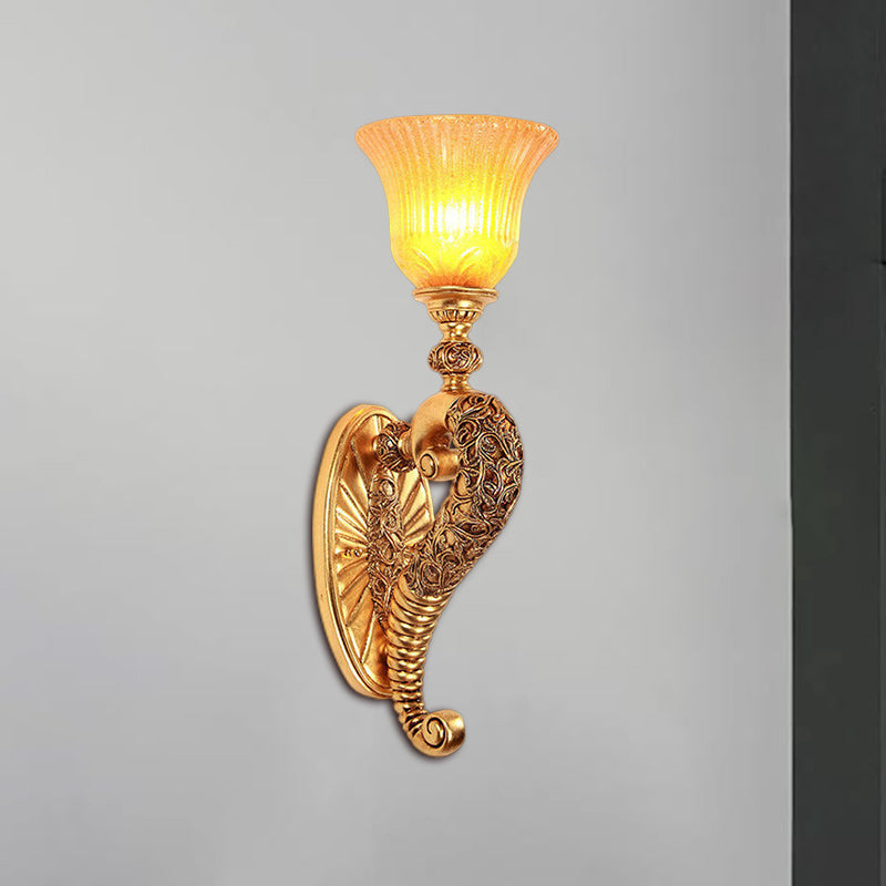 Retro -Stil Glocken Wandleuchte 1 Glühbirne Bernstein Glaswandbeleuchtung mit Bronze/Gold gebogenen Arm für Schlafzimmer