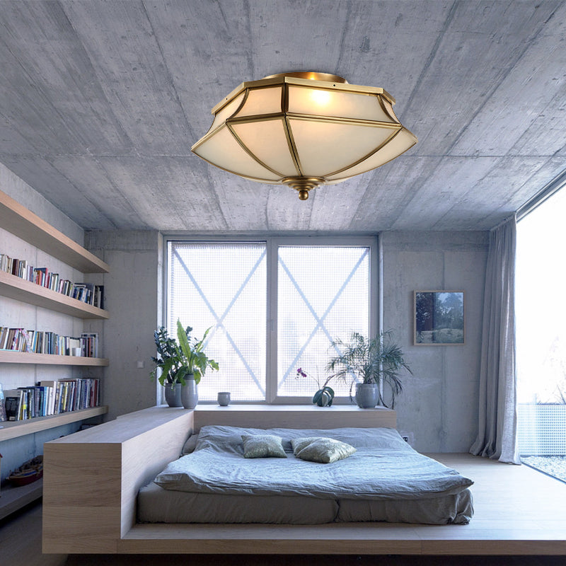 Abgeschrägte Deckenleuchte mit 3 Leuchten, klassisches Messing-Finish, Opalglasschirm, Unterputzleuchte