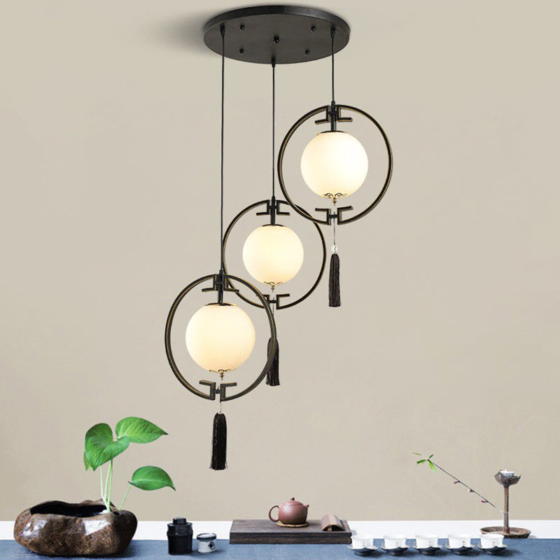 Black Cluster Globe Posting Light Chinoiserie Moderna lámpara de suspensión de vidrio blanco con anillo de borla