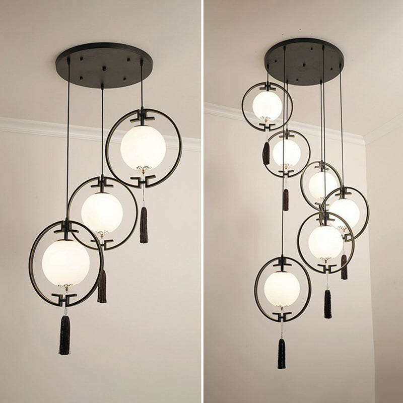 Schwarzer Cluster Globe Anhänger Leichte Chinoiserie Moderne weiße Glasfederlampe mit Quastenring