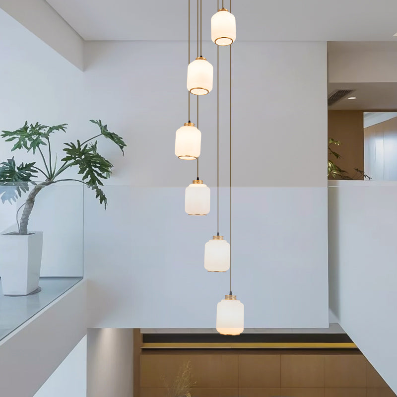 Weiße Glaszylindrische multi-Licht-Anhänger zeitgenössische Messingdecke für Treppen