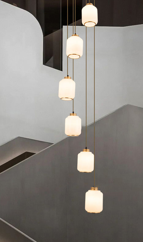 Weiße Glaszylindrische multi-Licht-Anhänger zeitgenössische Messingdecke für Treppen