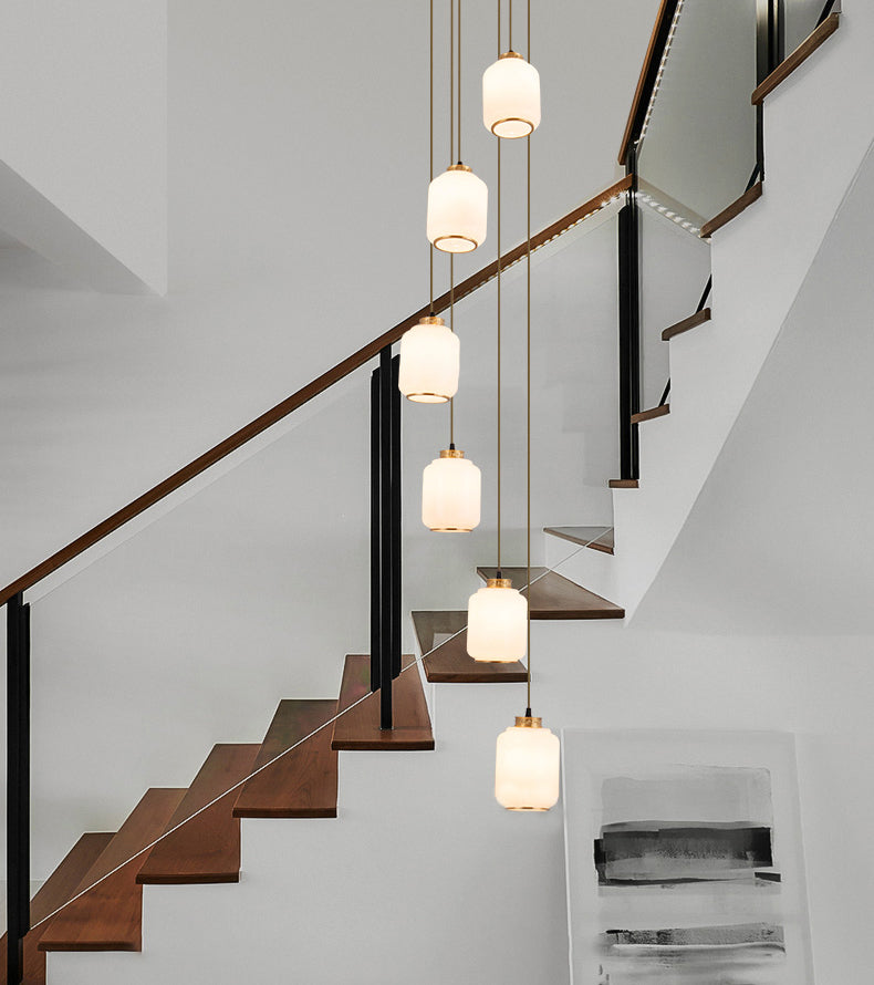 Weiße Glaszylindrische multi-Licht-Anhänger zeitgenössische Messingdecke für Treppen