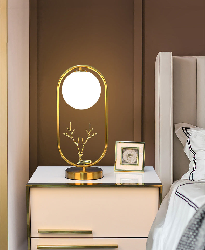 Lámpara de soporte de noche de los ciervos de latón Nordic Ball Glass Table de vidrio Luz para sala de estar