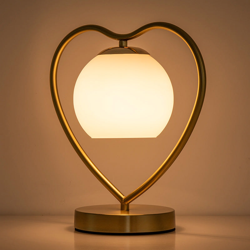 Table de la table en forme de coeur aimant simple lampe de lecture de chevet 1-Bulb avec une teinte en verre à dôme