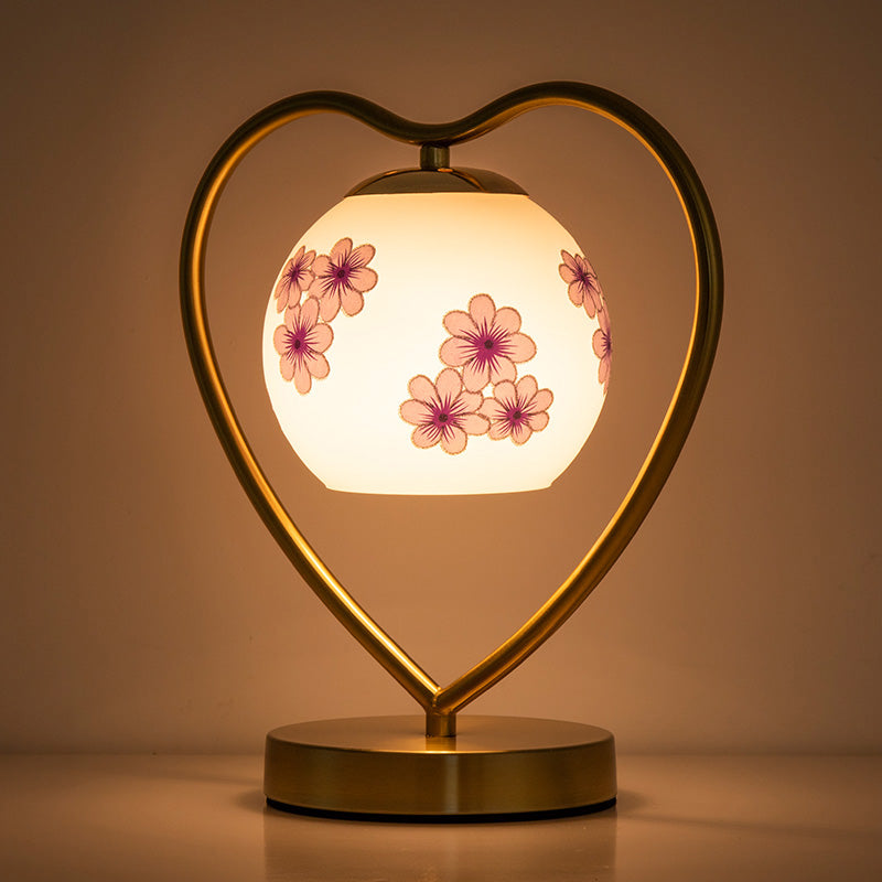 Table de la table en forme de coeur aimant simple lampe de lecture de chevet 1-Bulb avec une teinte en verre à dôme