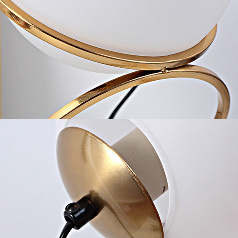 Lampe de nuit à anneau doré minimaliste à 1 lumière table métallique légère avec une teinte en verre de lait à balle