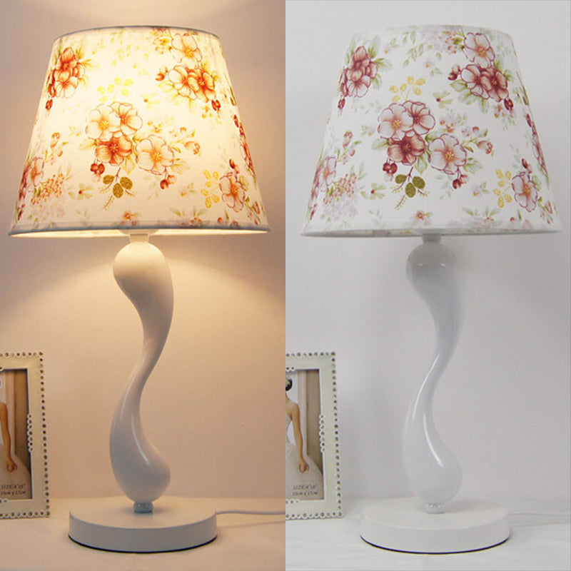 Stile nordico 1 lampada da tavolo lampada a forma di delfino Luce da comodino con paralume