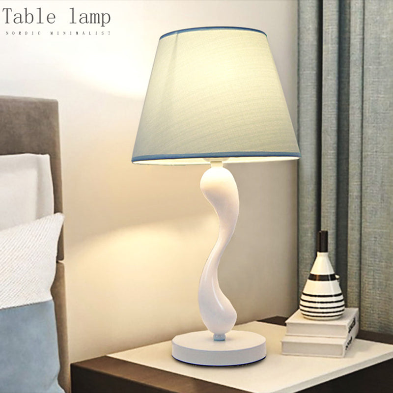 Stile nordico 1 lampada da tavolo lampada a forma di delfino Luce da comodino con paralume