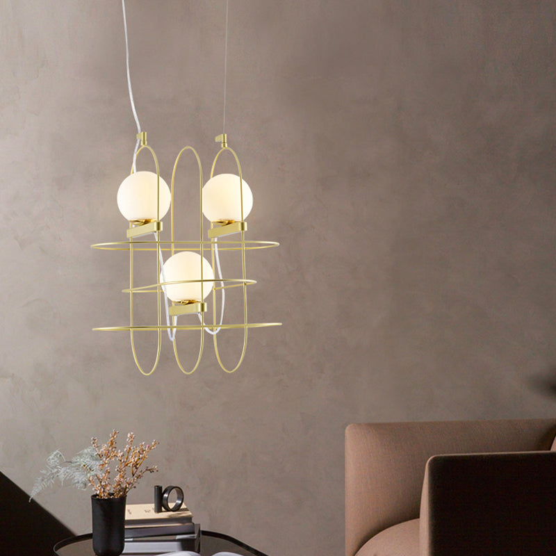 Luz de techo colgante de marco ovalado de oro Modernos 3 cabezas Lámpara de araña de metal con sombra de vidrio de ópalo de orbe