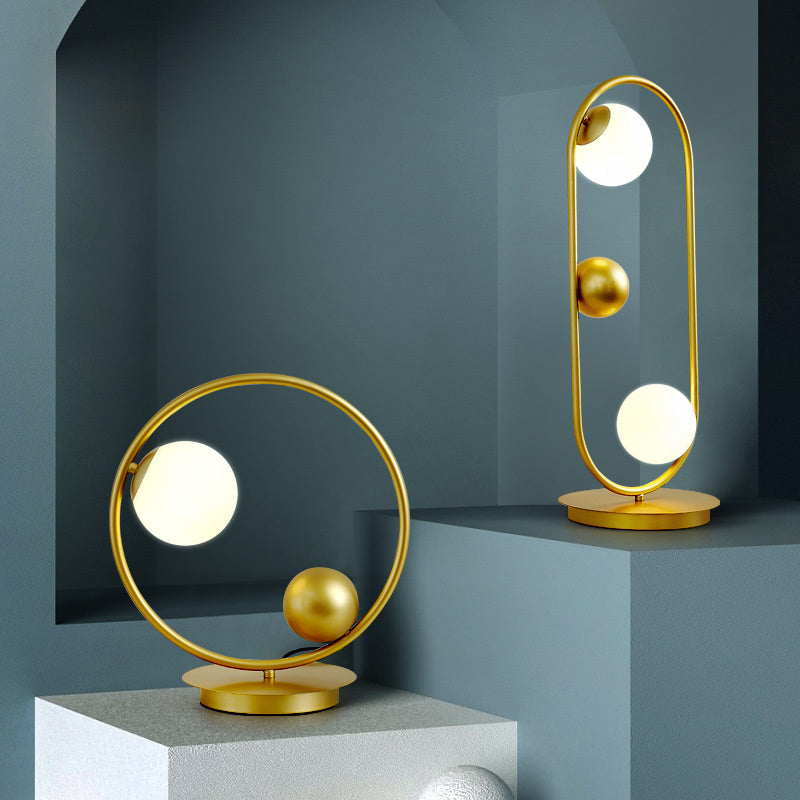Lampada da tavolo decorativa per la casa in stile postmoderno in vetro opale con linee metalliche, lampada da comodino per camera da letto